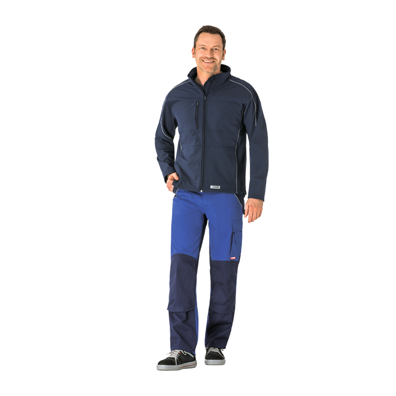 Herrenmodel trägt die Planam Twilight Softshelljacke mit Reflexbiesen in Dunkelblau – funktionale Arbeitsjacke mit Stehkragen und Reißverschluss.