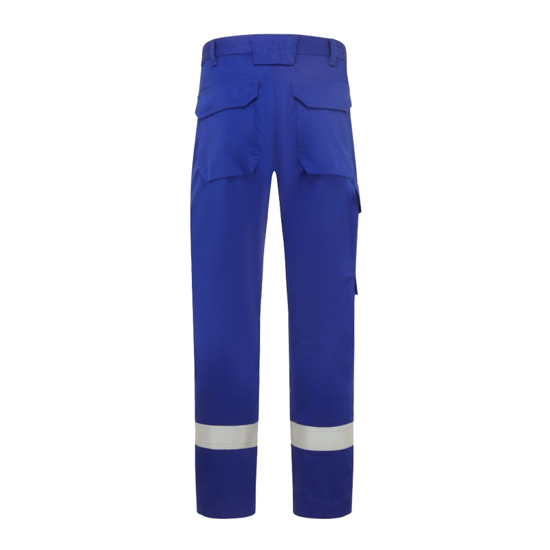 Rückansicht einer blauen PortWest Arbeitshose mit Gesäßtaschen, seitlicher Beintasche und Reflexstreifen am Beinabschluss