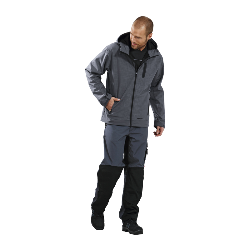 Model trägt die Planam Cube Softshelljacke mit Struktur und Kapuze in Grau, funktionale Arbeitsjacke für Outdoor und Beruf