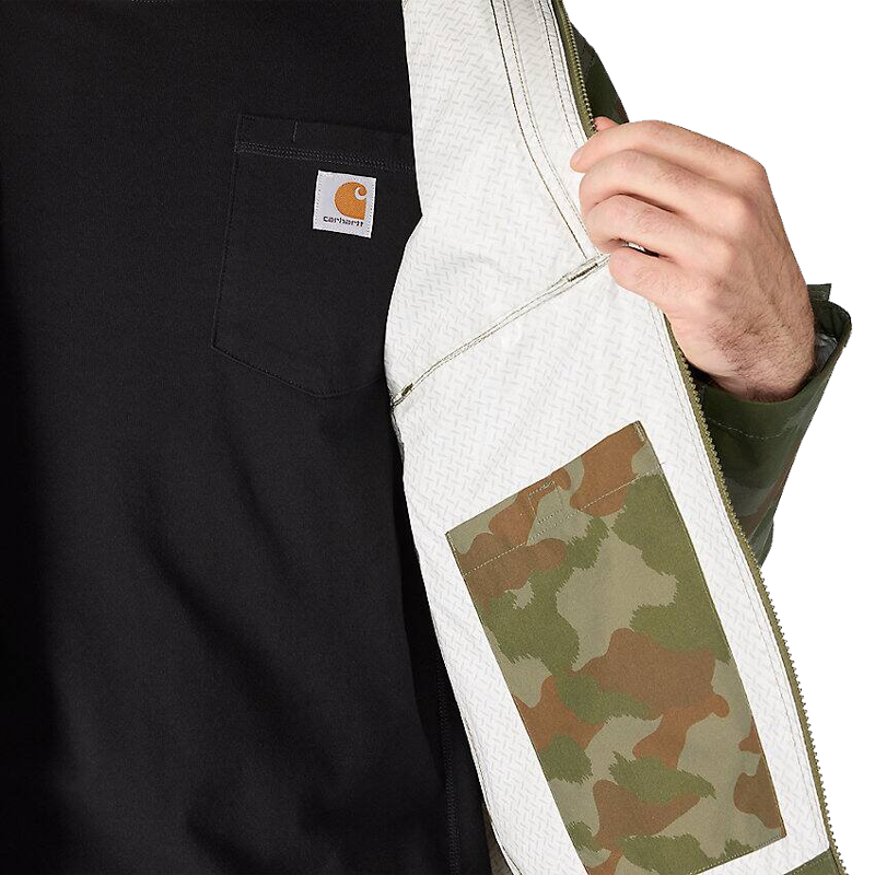 Innenansicht der Carhartt 105751 Monterey leichten wasserdichten Wetterschutz-Jacke mit Kapuze, geöffnet mit weißem Futter und camouflagefarbener Innentasche