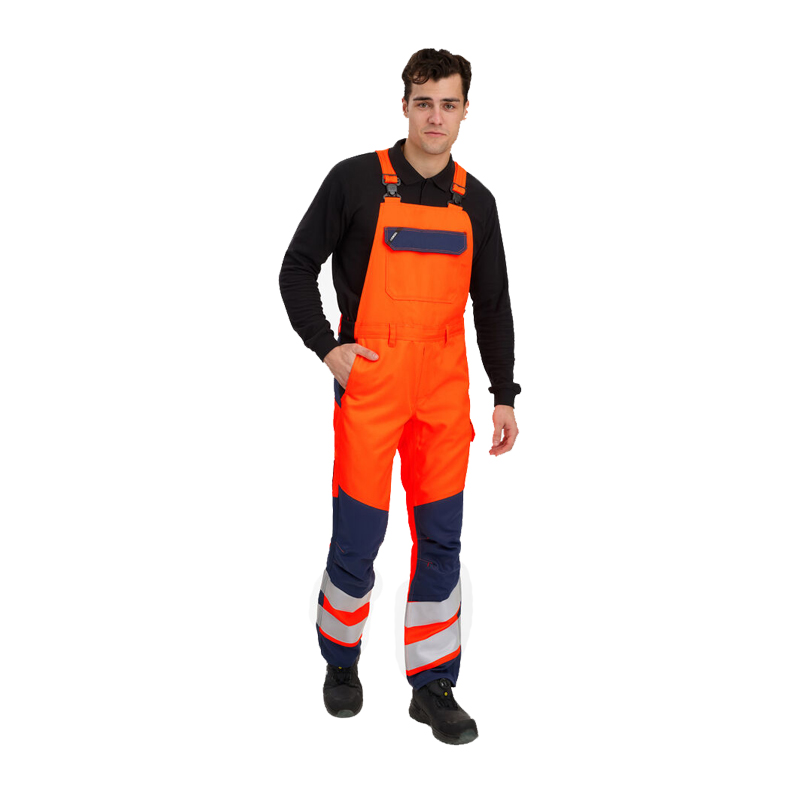 Herrenmodell trägt Engel Warnschutz-Latzhose in Orange und Marineblau mit Reflexstreifen und Brusttasche