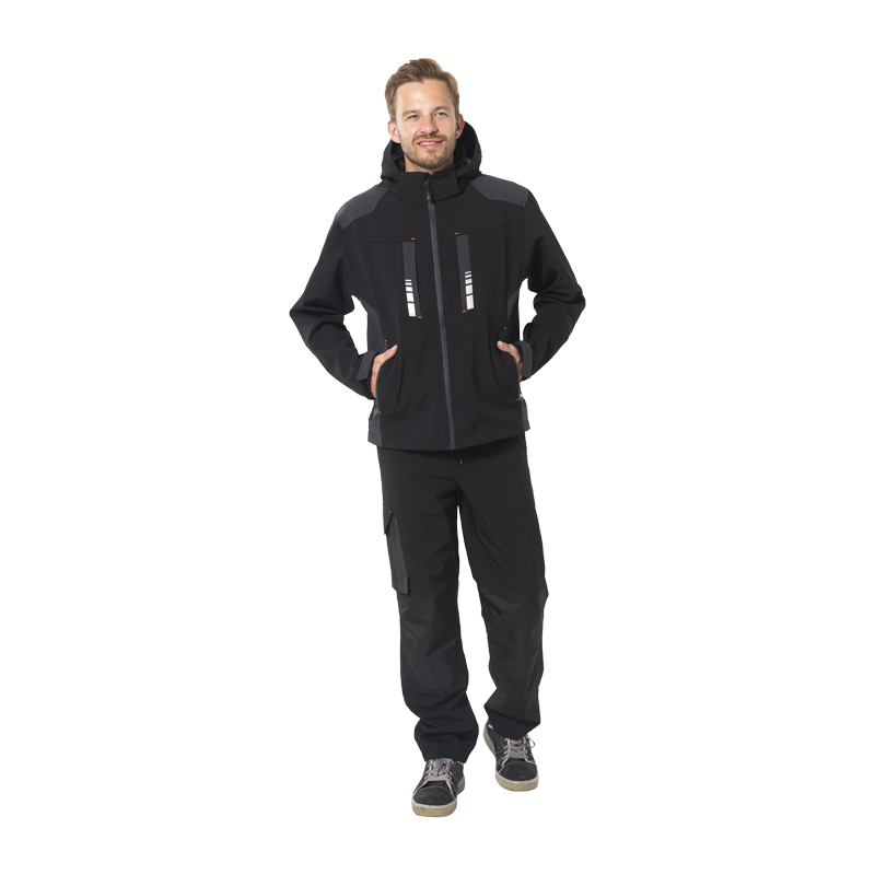 Modell trägt die schwarze Planam Moto Softshelljacke mit Kapuze in Frontansicht, funktionale Arbeitsjacke mit Reißverschlusstaschen.