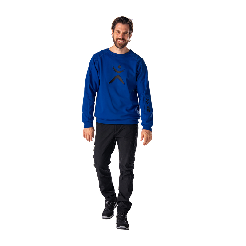Mann trägt das blaue Planam Sweater Sweat-Shirt mit 3D Print, modernes Herren-Sweatshirt mit großem Frontprint und Logodetail am Ärmel.