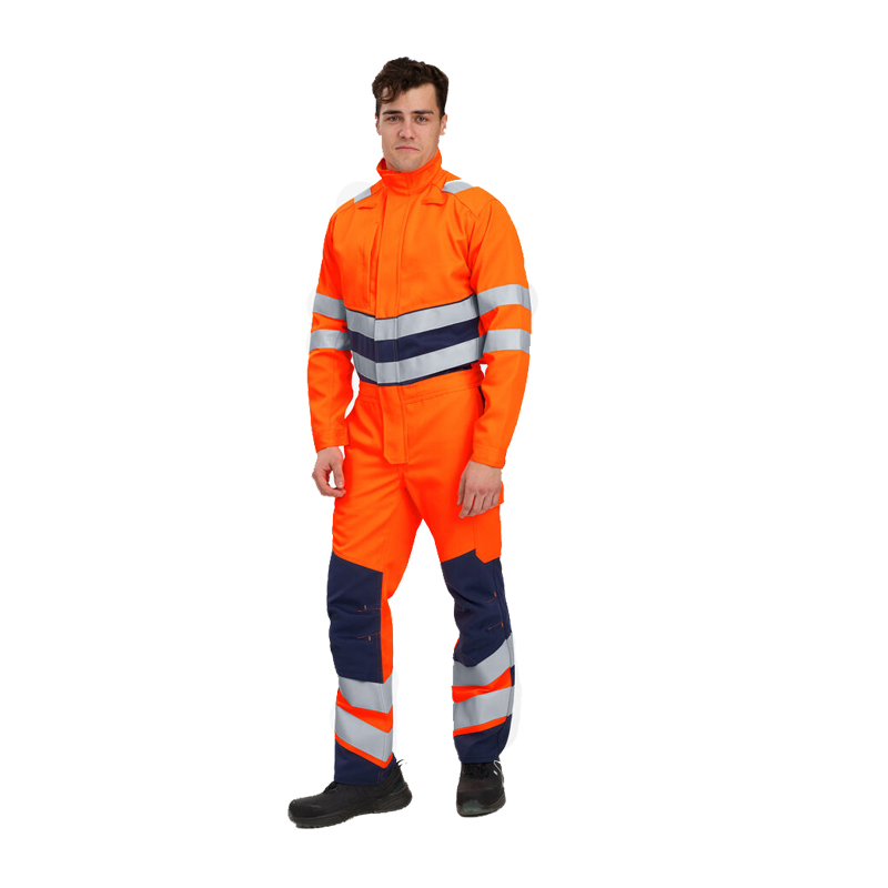 Mann trägt Engel Warnschutz-Overall in leuchtendem Orange mit Reflexstreifen und dunkelblauen Einsätzen, frontale Produktansicht