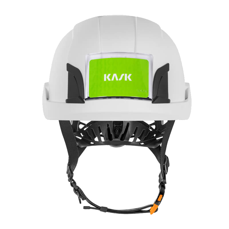 Weißer KASK Helm mit montiertem Abzeichenhalter Nametag Holder am Frontslot, passend für Zenith-X und Primero zur professionellen Kennzeichnung von Namen, Teams oder Unternehmen