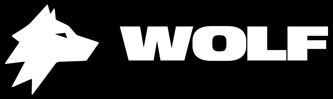 Markenlogo WOLF: stilisierter Wolfskopf und Schriftzug WOLF in Weiß auf schwarzem Hintergrund