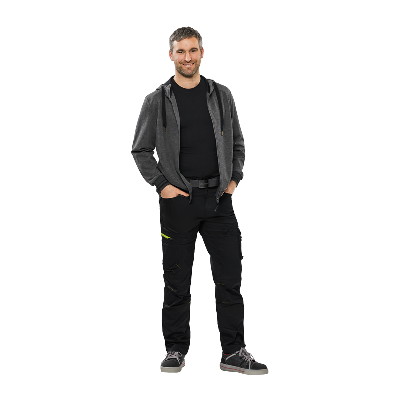Herrenmodel trägt die Planam Outdoor Match Kapuzenjacke mit Strickbündchen in Grau, lässige Outdoor- und Arbeitsjacke mit Kapuze