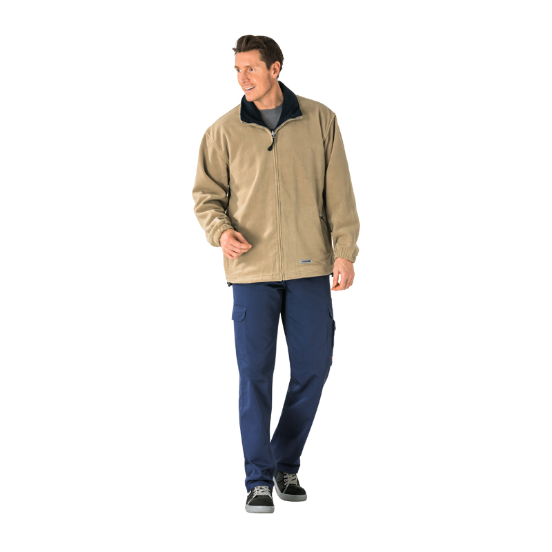 Mann trägt die Planam Stream Fleece Jacke mit Stretch in Beige – bequeme Herren-Fleecejacke mit Reißverschluss und Stehkragen