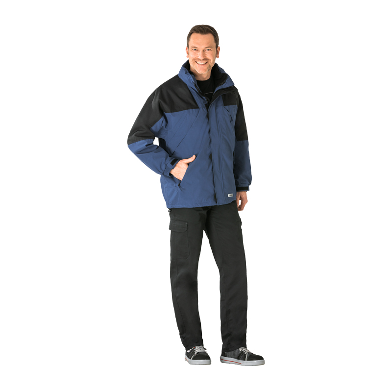 Model trägt die Planam Redwood Jacke 2 in 1 mit Fleecejacke in Blau und Schwarz, robuste Outdoor- und Arbeitsjacke mit hohem Kragen
