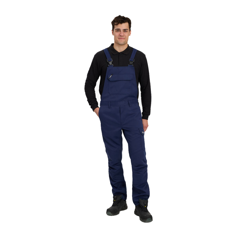 Mann trägt blaue Engel Herren-Latzhose als robuste Arbeitskleidung mit Brusttasche und Seitentaschen, frontal vor weißem Hintergrund
