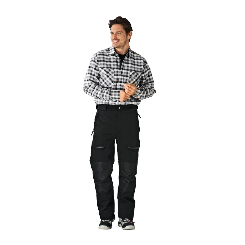 Model trägt die schwarze Planam Slope Winterhose, wasserdicht und mit Kniepolstertaschen, in Frontansicht.