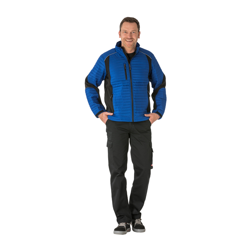 Mann trägt die Planam leichte Air Stepp Jacke mit Stretch und Reflexbiesen in Blau-Schwarz, frontal gezeigt als moderne Arbeitsjacke.