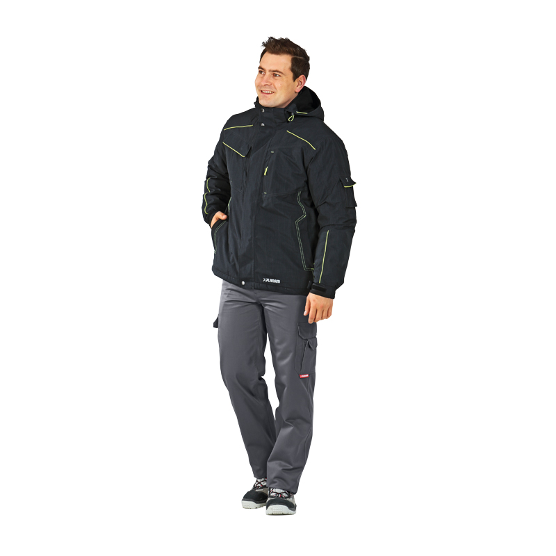 Model trägt die Planam Neon Jacke Wetterschutz mit Neon Applikationen in Schwarz, funktionale Arbeitsjacke mit Kapuze und neonfarbenen Details