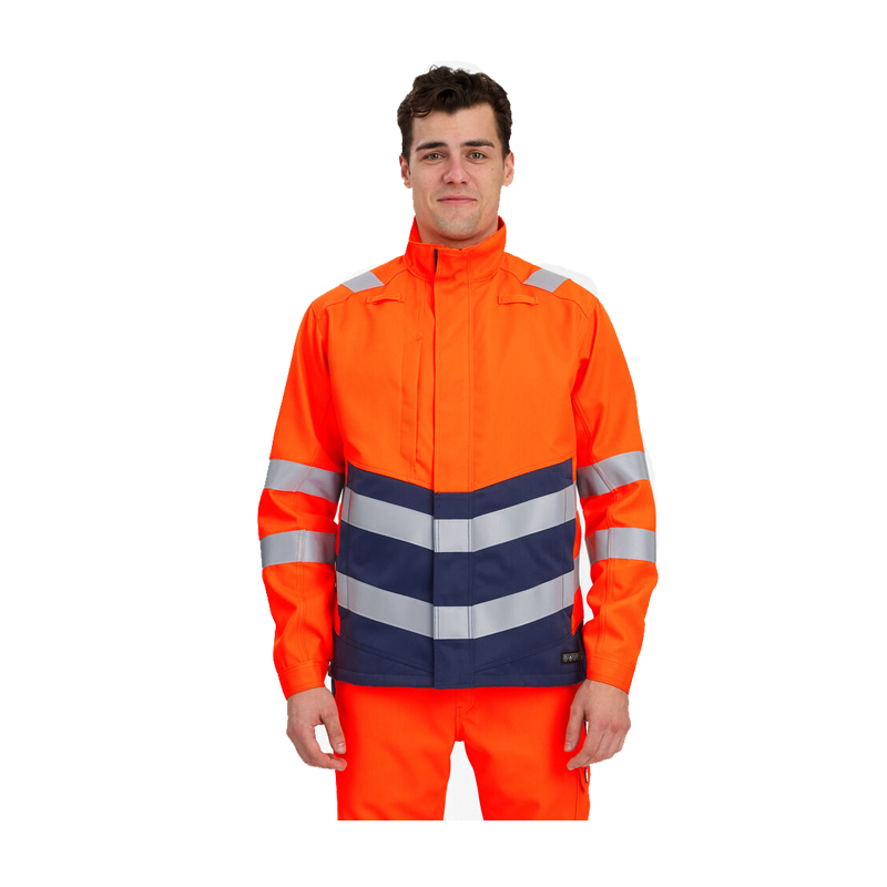 Mann trägt eine Engel Warnschutzjacke in Orange und Marineblau mit umlaufenden Reflexstreifen, Frontansicht
