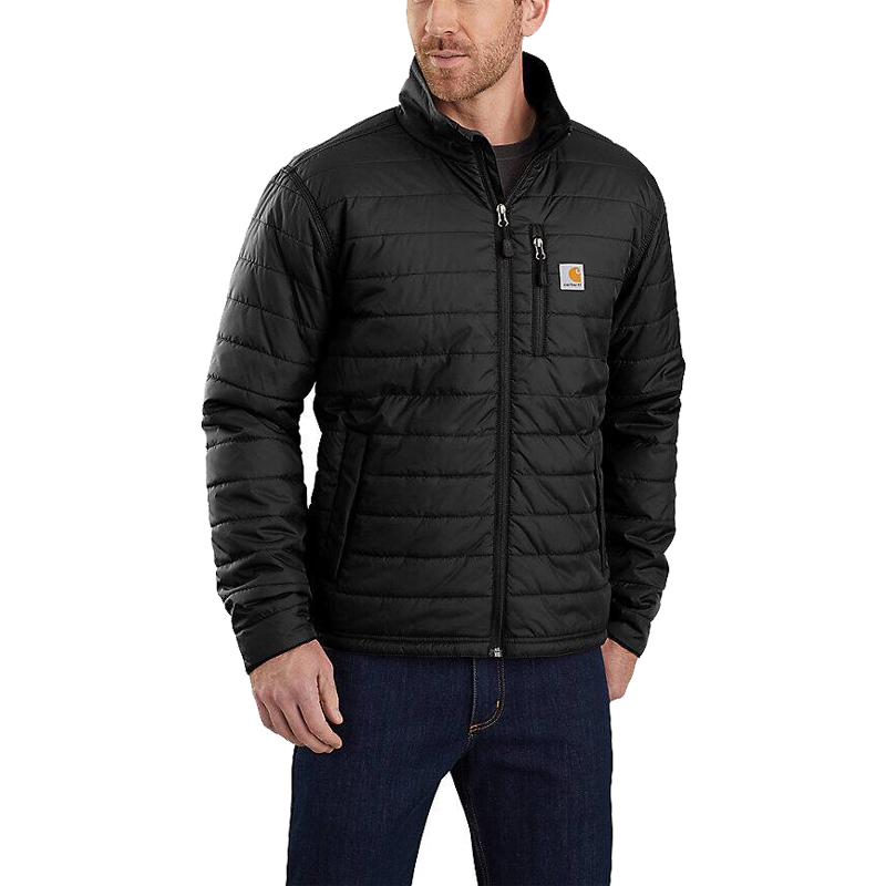 Herren trägt Carhartt 102208 Gilliam Jacke als schwarze gefütterte Steppjacke mit Brusttasche, Reißverschluss und Carhartt Logo im Relaxed Fit