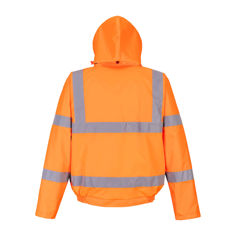 Rückansicht der PortWest RT62 RIS Warnschutz Regen Pilot Jacke Klasse 3 in Orange mit Kapuze und umlaufenden Reflexstreifen für hohe Sichtbarkeit bei der Arbeit