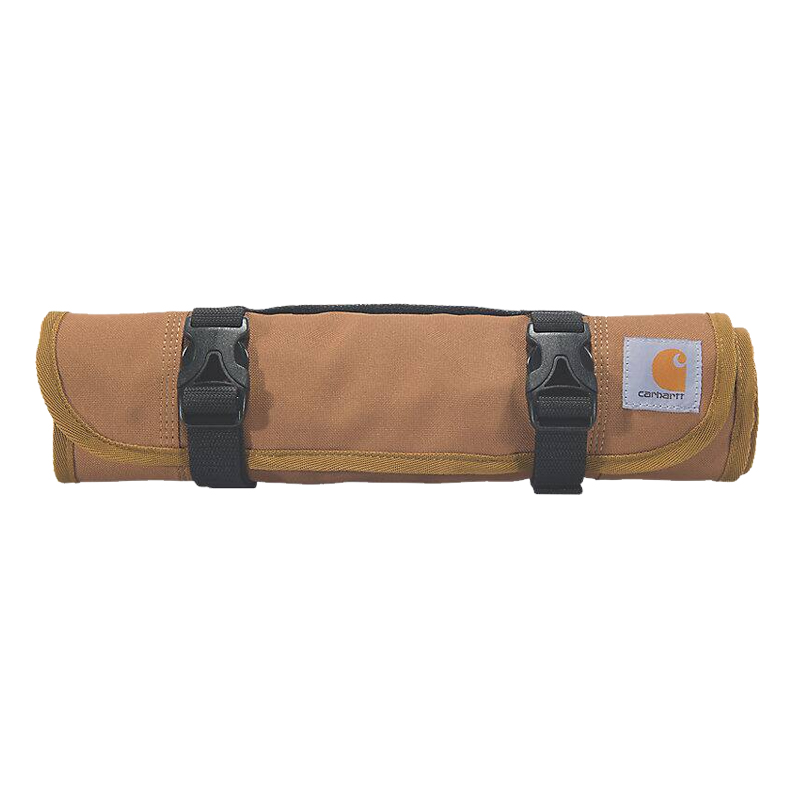 Zusammengerollte Carhartt Werkzeugrolle mit 18 Fächern aus robustem, abriebfestem Material in Braun mit schwarzen Verschlüssen