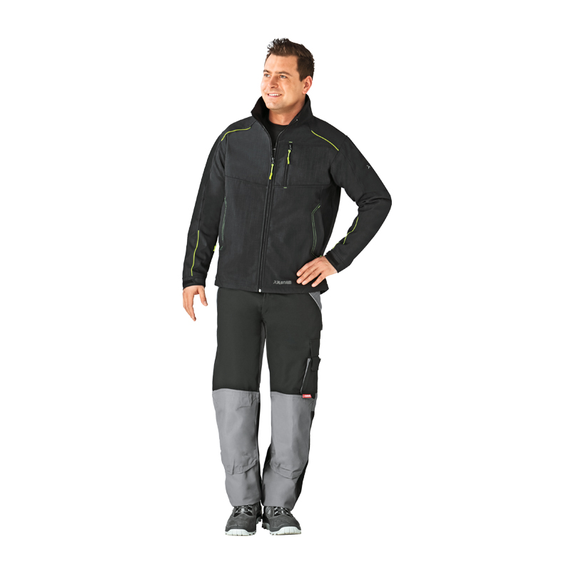 Model trägt die schwarze Planam Neon Softshelljacke mit neonfarbenen Applikationen – funktionale Arbeitsjacke für hohe Sichtbarkeit sowie Wind- und Wetterschutz
