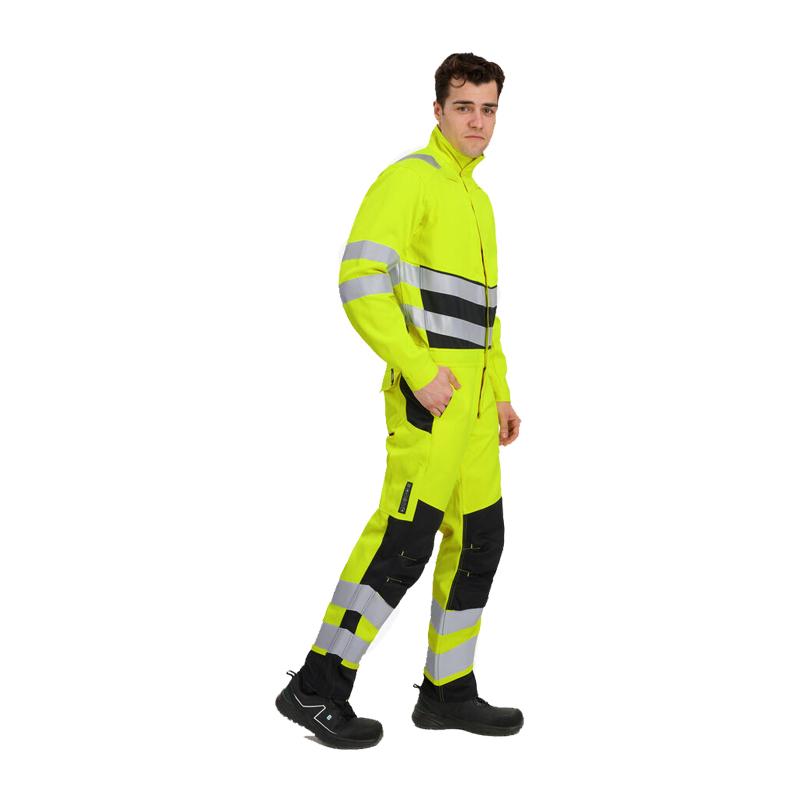 Modell trägt Engel Warnschutz-Arbeitskleidung in Neongelb mit Reflexstreifen, bestehend aus Jacke und Arbeitshose für hohe Sichtbarkeit
