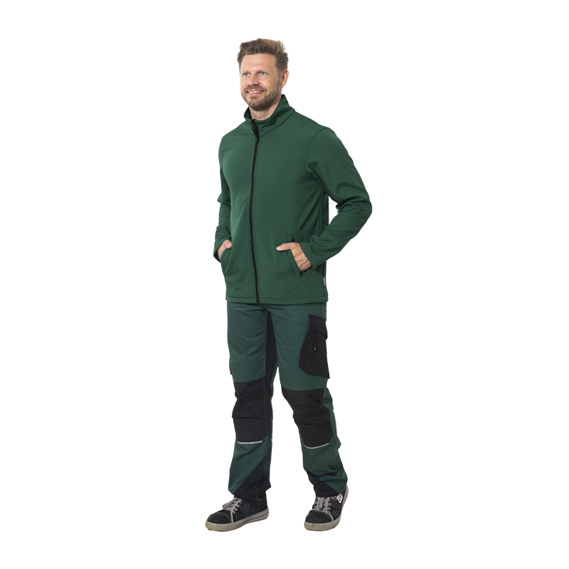 Mann trägt die grüne Planam Alto Jacke mit weichem Innenfleece, komfortable Herren Arbeitsjacke mit Reißverschluss und Stehkragen