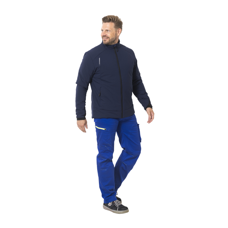 Model trägt die Planam Hygge Jacke soft wattiert in Dunkelblau als bequeme Herrenjacke mit Stehkragen und Reißverschluss