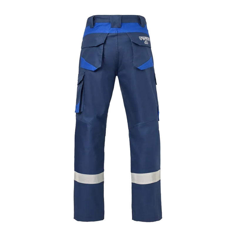 Rückansicht einer marineblauen Arbeitsbundhose mit blauen Kontrasteinsätzen, Seitentaschen und Reflexstreifen an den Beinen