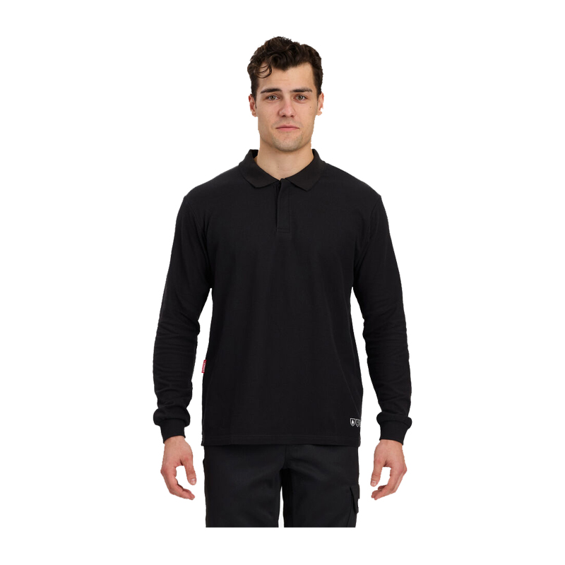 Mann trägt ein schwarzes Herren Langarm-Poloshirt mit Kragen in frontaler Ansicht vor weißem Hintergrund
