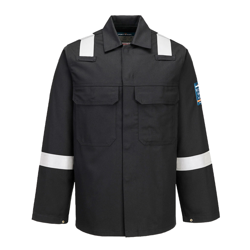 PortWest Arbeitsjacke schwarz mit langen Ärmeln, zwei Brusttaschen und weißen Reflexstreifen an Schultern und Ärmeln