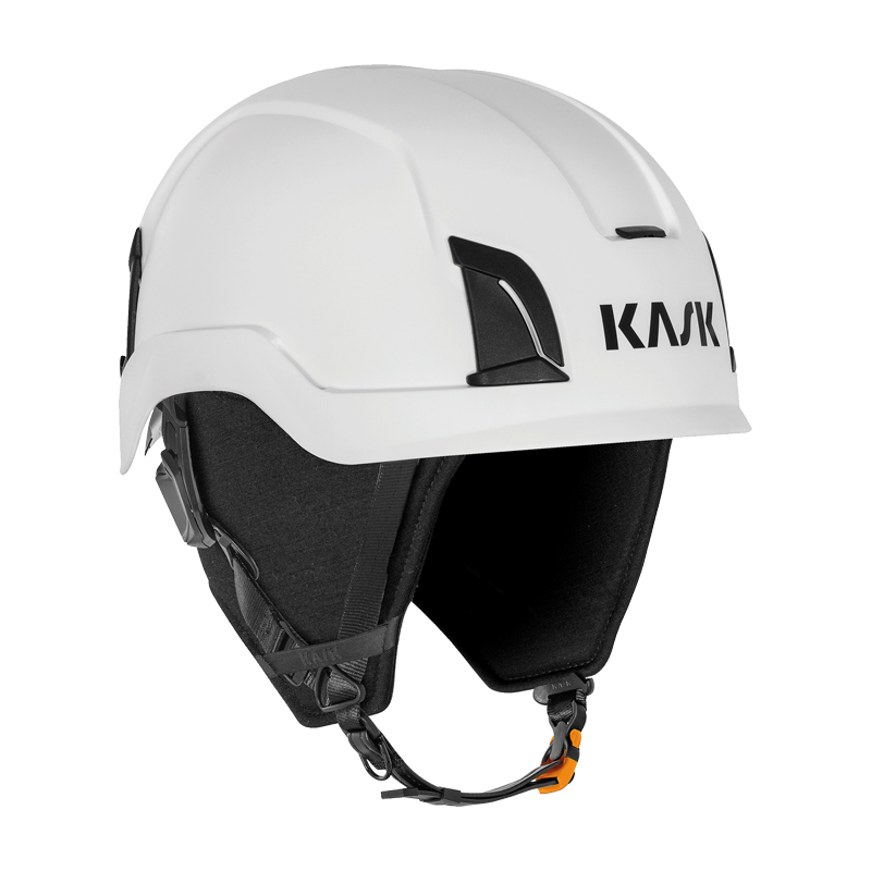 Weiße KASK Zenith-X Helmansicht mit integrierter Winterfutter-Haube aus Merinowolle für zuverlässigen Kälteschutz und hohen Tragekomfort bei Industrieeinsätzen
