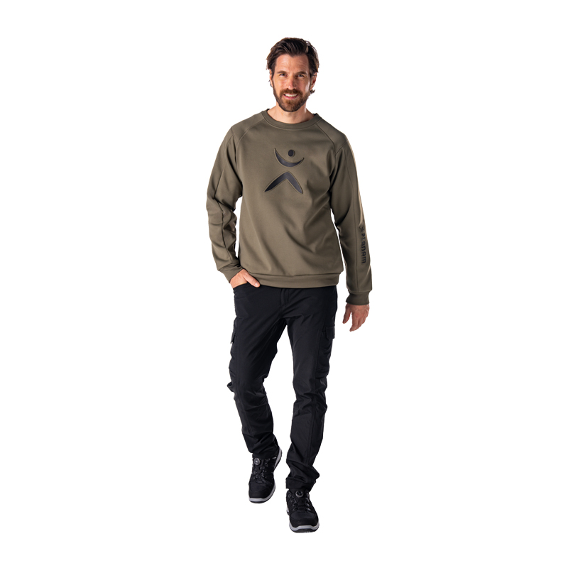 Mann trägt das Planam Sweater Sweat-Shirt mit 3D Print in Oliv, langärmeliges Herren-Sweatshirt mit großem 3D-Frontprint.