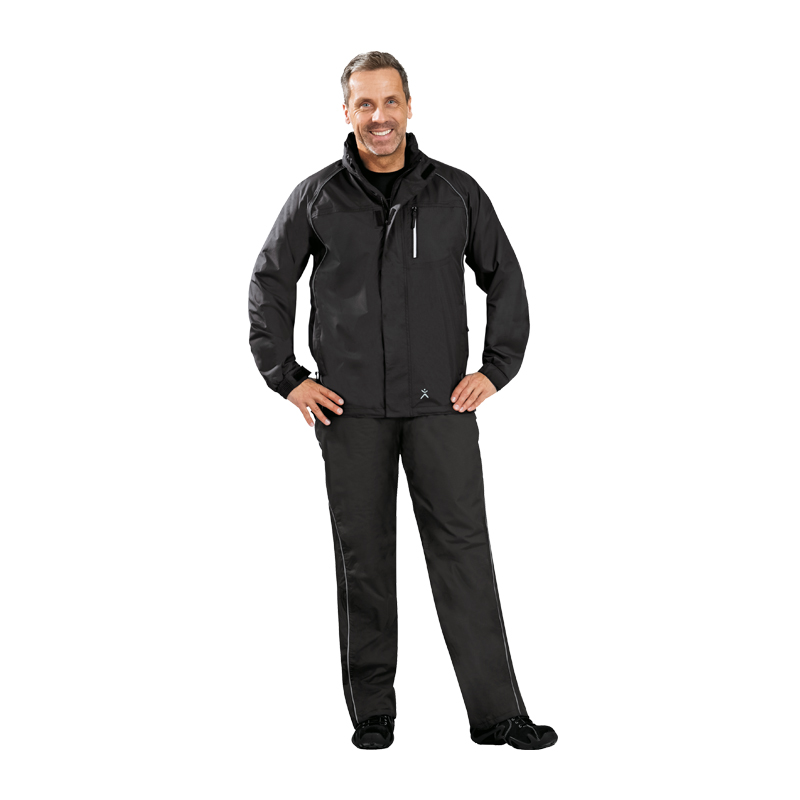 Model trägt die schwarze Planam Monsun Regen Jacke, wasserdicht und atmungsaktiv, in frontaler Ansicht.