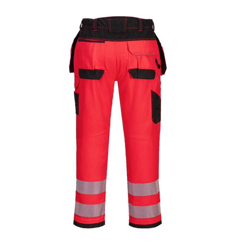 Rückansicht einer PortWest Warnschutzhose in Rot-Schwarz mit Reflexstreifen, Gesäßtaschen und verstärkten Details für Arbeit und Sicherheit