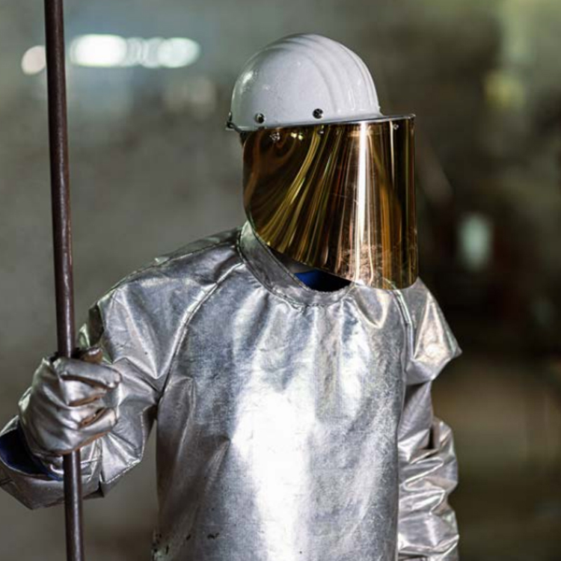 Mitarbeiter mit Schuberth Hitzeschutzhelm und goldbeschichtetem Visier in aluminisierter Schutzkleidung im Industrieeinsatz