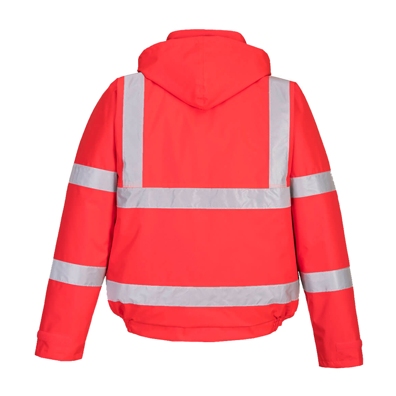 Rückansicht einer PortWest Warnschutzjacke in Leuchtrot mit Kapuze und umlaufenden silbernen Reflexstreifen für hohe Sichtbarkeit
