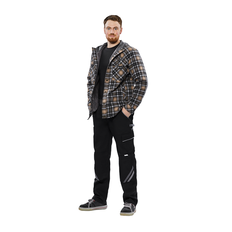 Model trägt das Planam Outdoor Thermohemd mit Teddyfutter in kariertem Design – warmes Outdoor-Hemd für Arbeit und Freizeit