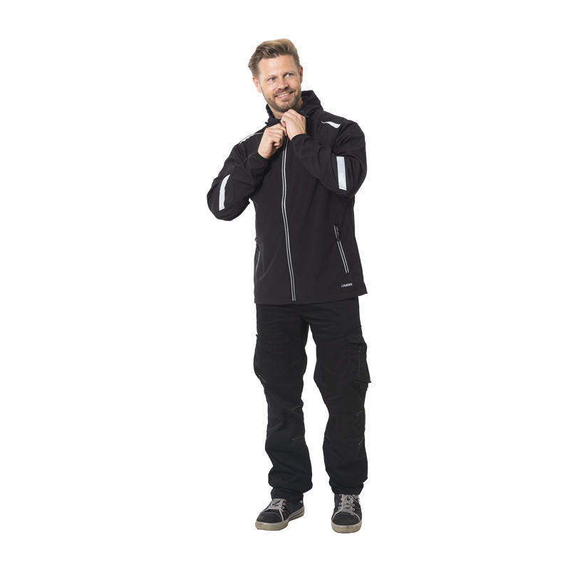 Model trägt die leichte Planam Strato Jacke mit Kapuze und Reflex in Schwarz, mit reflektierenden Details und Reißverschluss