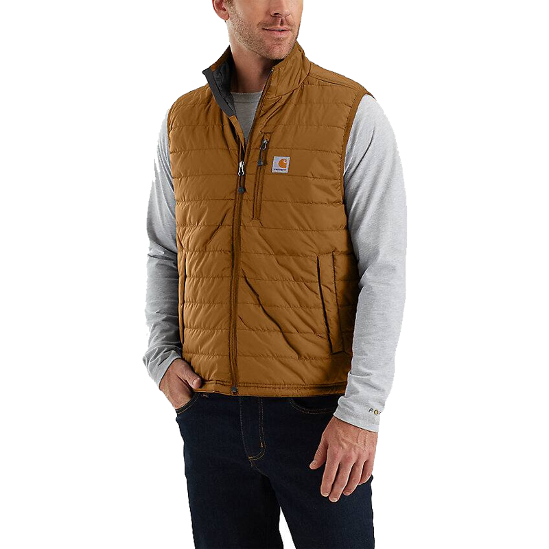 Herren trägt Carhartt 102286 Gilliam Stepp Weste aus leichtem Gewebe im relaxed fit, braun, mit Reißverschluss und Stehkragen