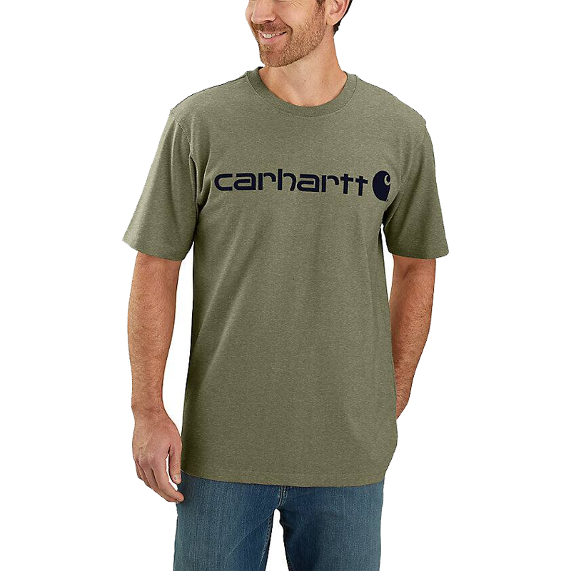 Herrenmodell trägt das Carhartt 103361 Dearborn T-Shirt mit Brustlogo in Olivgrün, Relaxed Fit, mit großem Carhartt-Frontprint