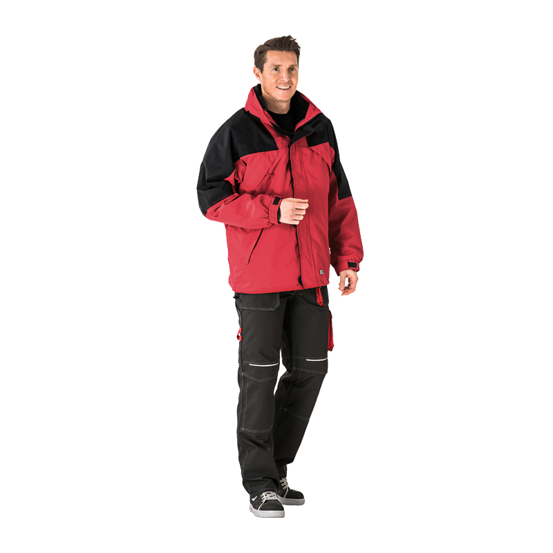 Mann trägt die Planam Redwood Jacke 2 in 1 mit Fleecejacke in Rot-Schwarz, robuste Herren Arbeitsjacke von Planam
