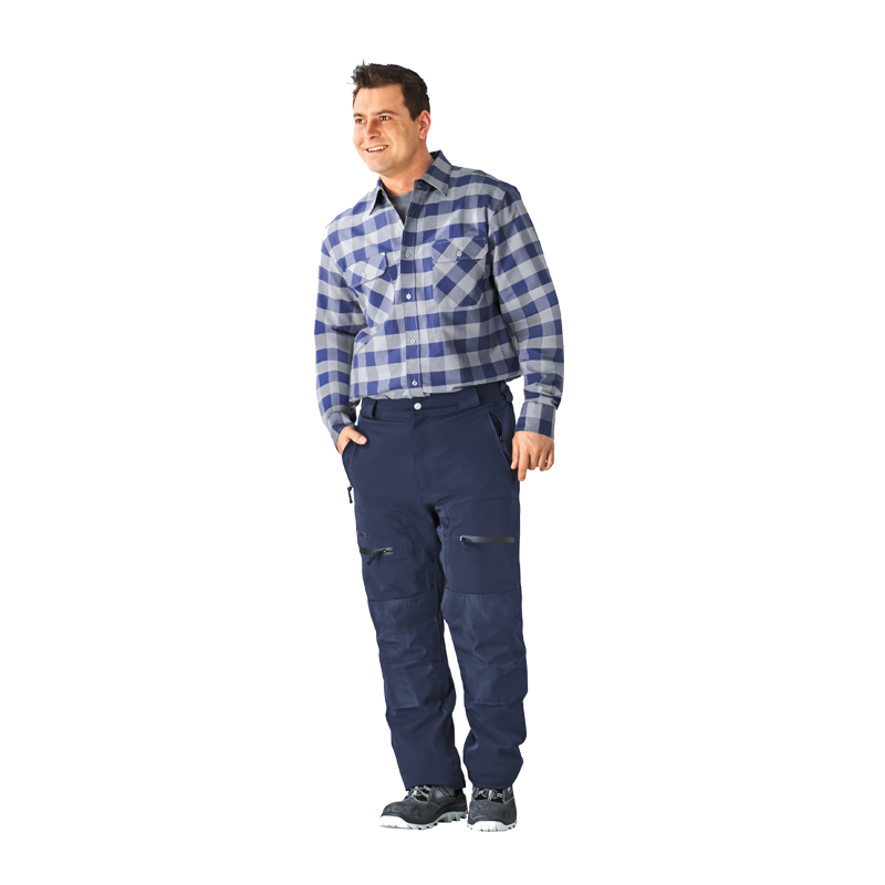Mann trägt die wasserdichte Planam Slope Winterhose mit Kniepolstertaschen in Navy, funktionale Arbeitshose für den Winter
