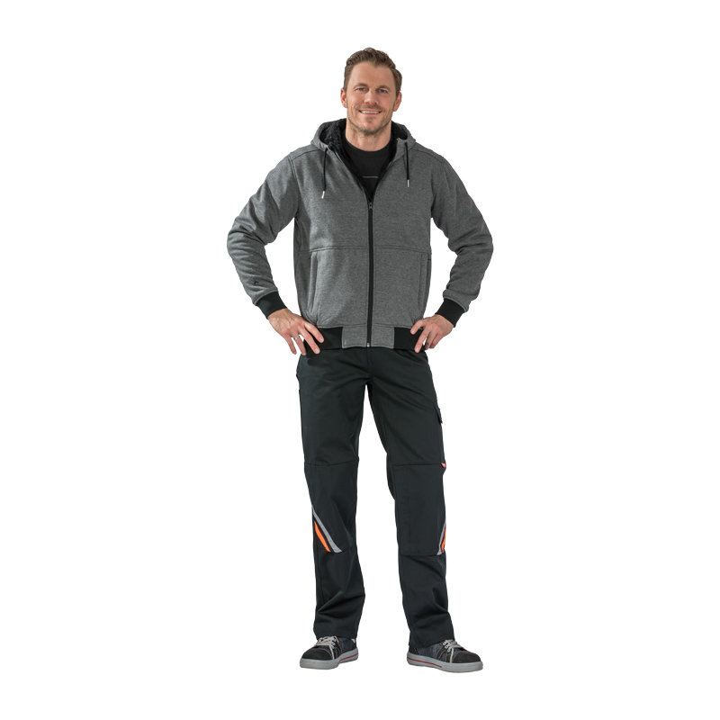 Modell trägt den Planam Iceland Hoodie mit Teddyfutter innen in Grau, frontale Ganzkörperansicht mit Reißverschluss und Kapuze.
