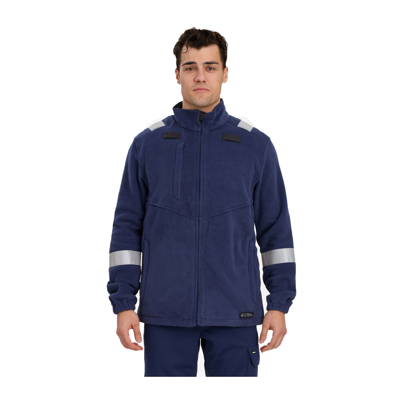 Herren tragen blaue Engel Fleecejacke mit Stehkragen, Reißverschluss und silbernen Reflexstreifen an Schultern und Ärmeln, frontale Produktansicht