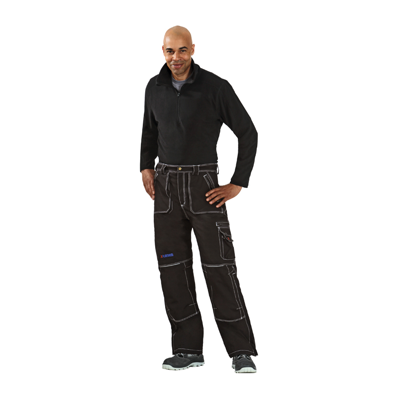 Model trägt die schwarze Planam Basalt Winterhose mit Kniepolstertaschen, gefütterte und robuste Arbeitshose für kalte Outdoor- und Handwerkseinsätze