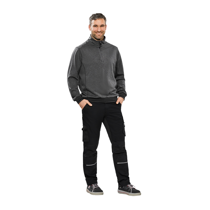 Männliches Model trägt den Planam Outdoor Match Troyer mit Strickbündchen in Grau, mit Stehkragen und kurzem Reißverschluss.