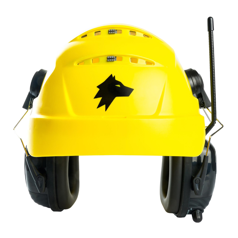 Frontansicht eines gelben Wolf Protection Forsthelms mit schwarzem Wolf-Logo, integriertem Gehörschutz und Funkantenne