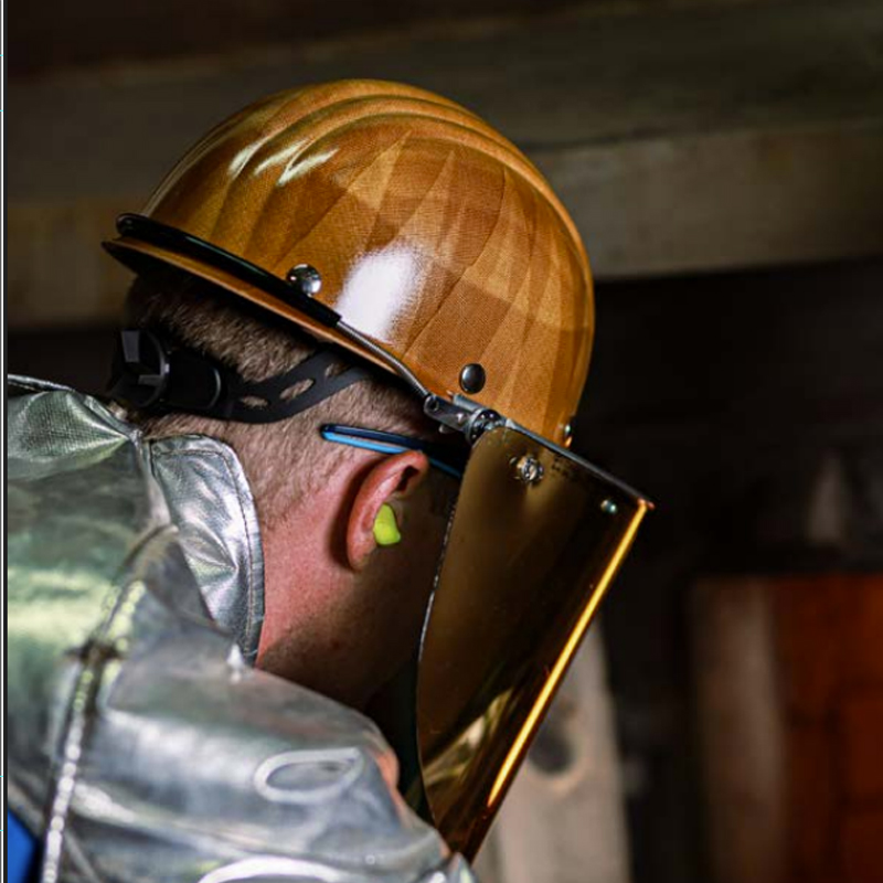 Arbeiter mit Schuberth Schutzhelm in Holzoptik und Gesichtsschutzvisier bei industrieller Schutzarbeit