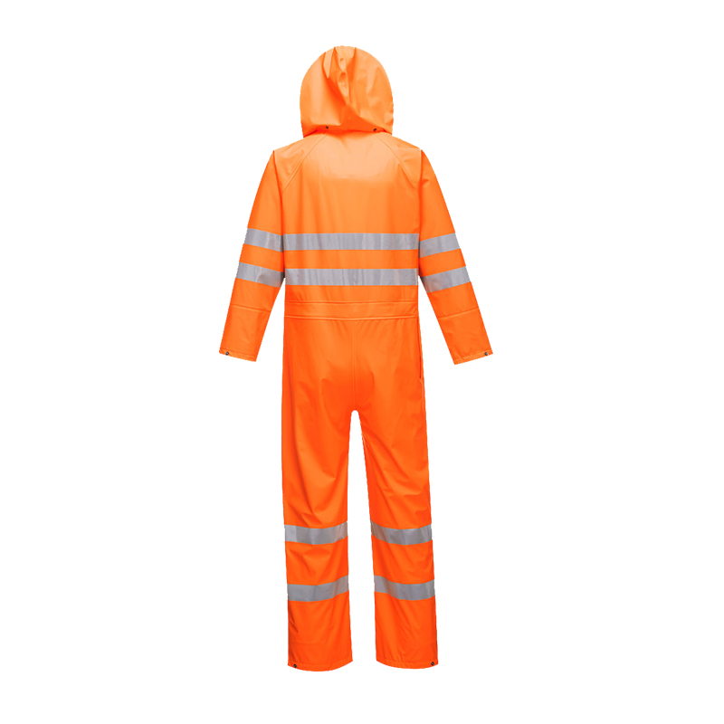 Rückansicht eines orangefarbenen PortWest Warnschutz-Overalls mit Kapuze und silbernen Reflexstreifen an Armen, Oberkörper und Beinen