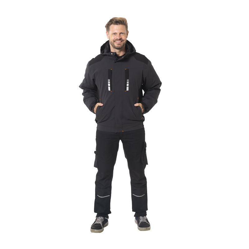 Mann trägt die Planam Moto Winterjacke wasserdichter Wetterschutz in Schwarz, Frontansicht mit Kapuze und reflektierenden Details