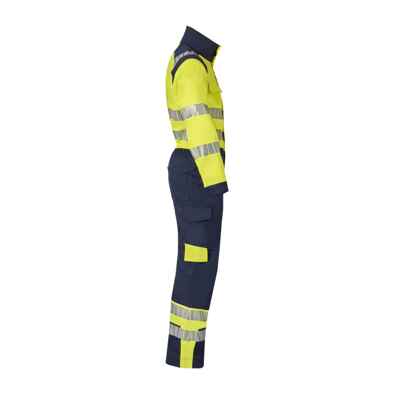 Seitenansicht eines HaVeP Warnschutz-Overalls in Gelb und Marineblau mit reflektierenden Streifen und Arbeitstaschen