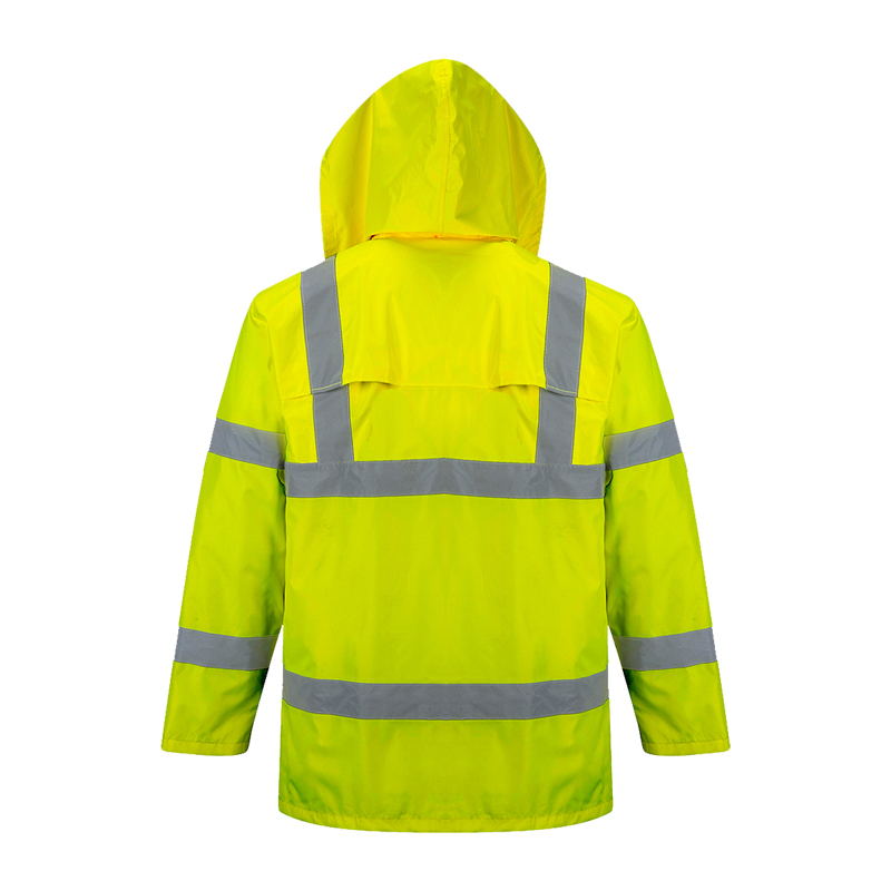Rückansicht einer gelben PortWest Warnschutzjacke mit Kapuze und umlaufenden Reflexstreifen für hohe Sichtbarkeit bei der Arbeit